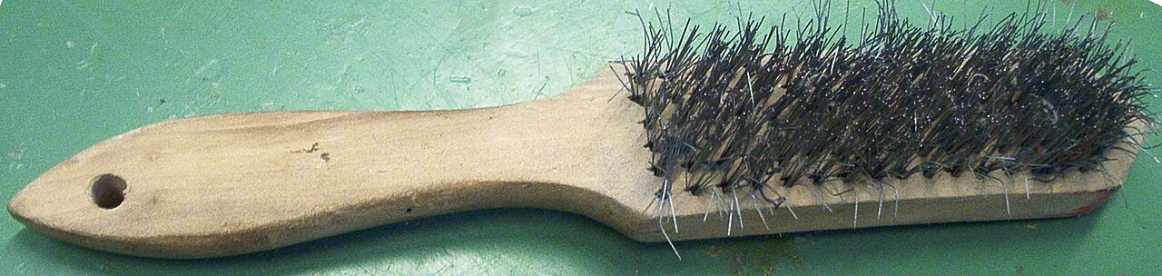 Brosse métallique manuelle à poils d'acier et manche bois