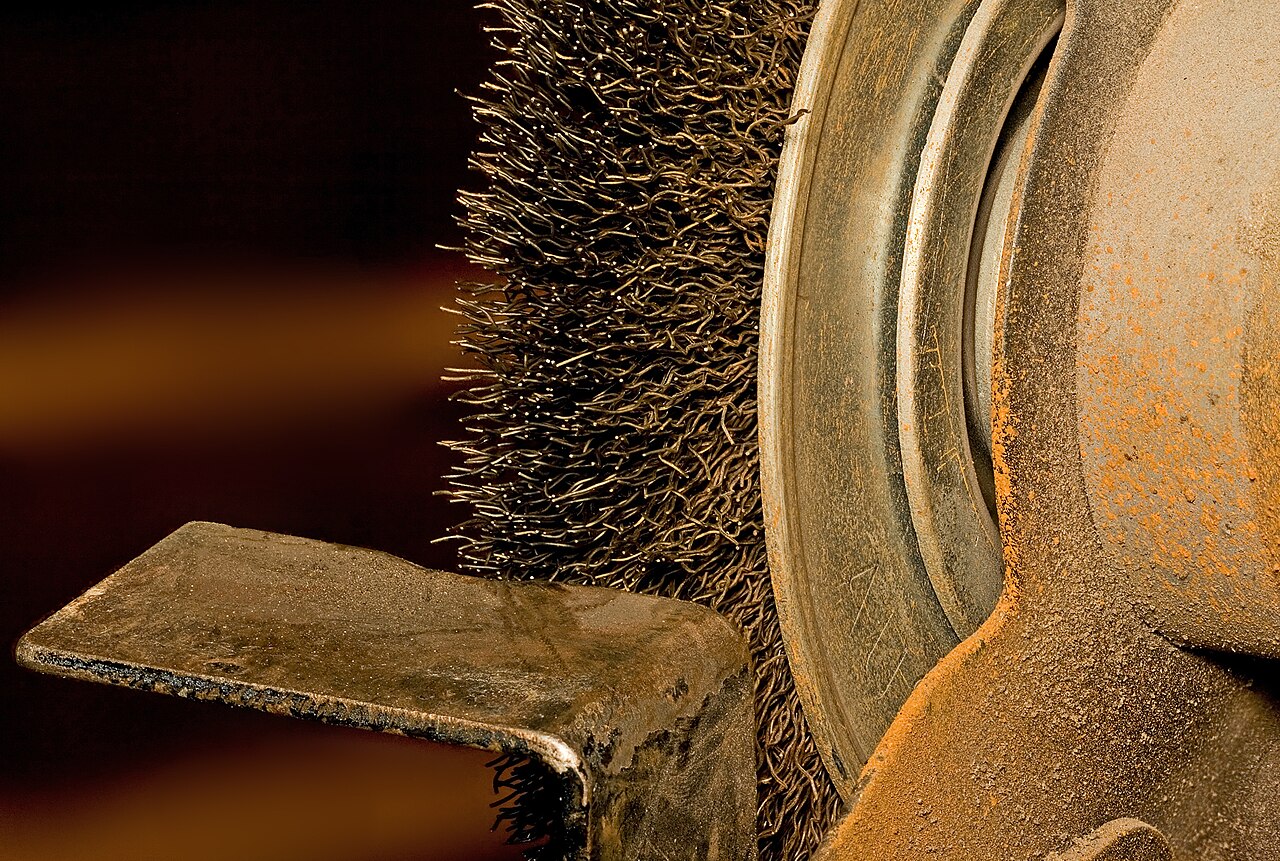 Brosse métallique circulaire montée sur touret