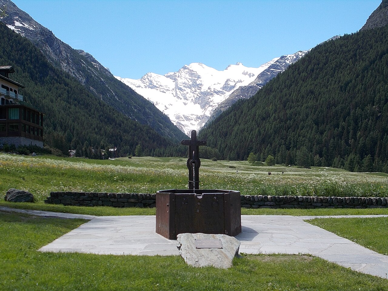 Fontaine en fer battu installée dans un jardin de montagne