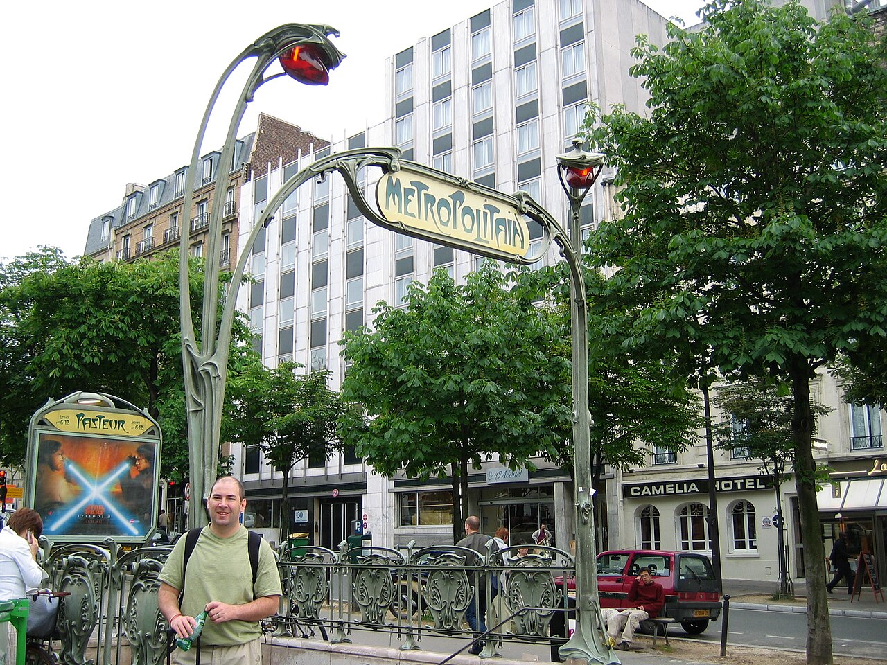 Édicule Guimard à l'entrée d'une station de métro parisienne — structure en fonte verte aux formes végétales caractéristiques de l'Art nouveau
