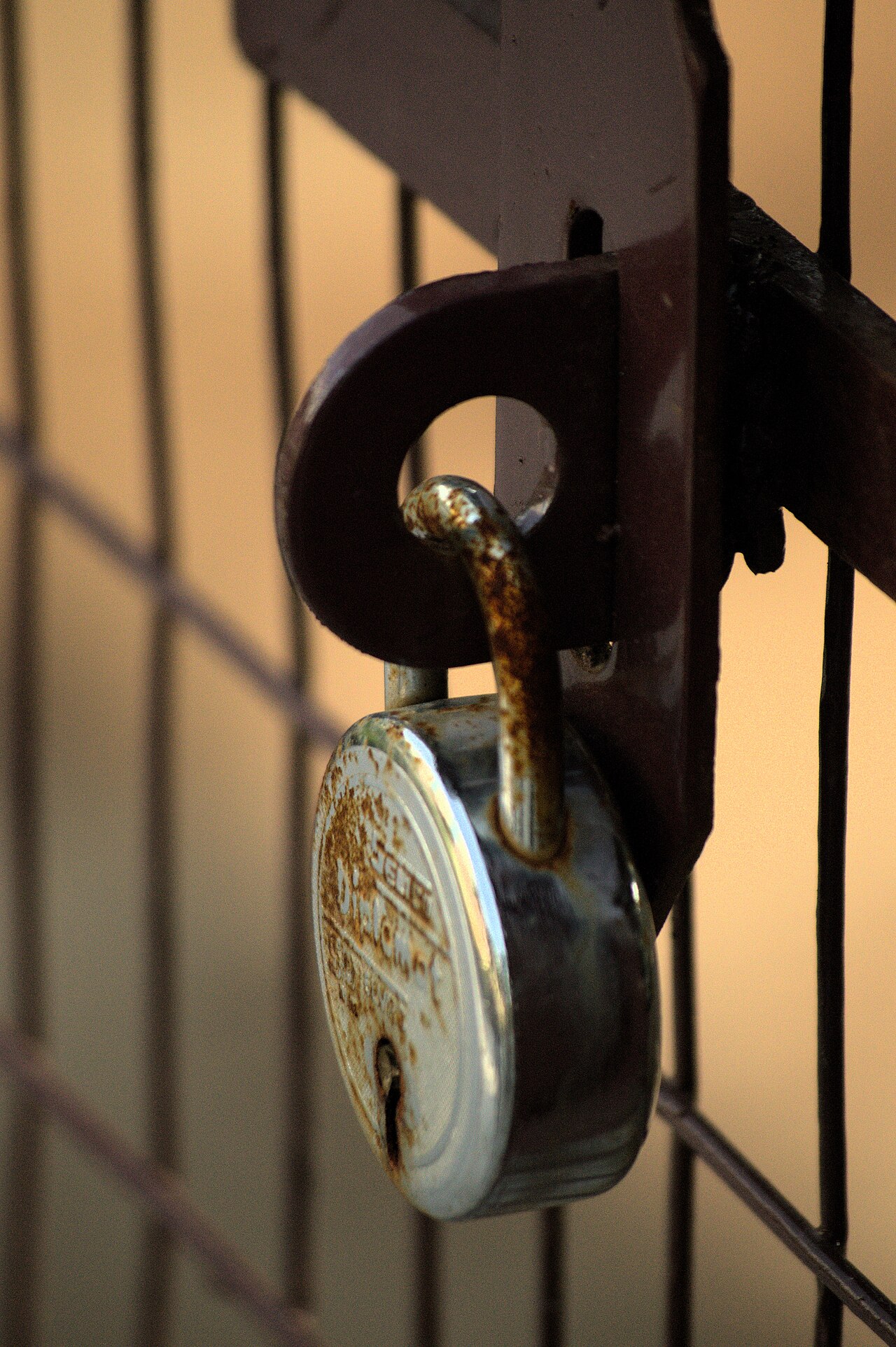Cadenas et ferrures de portail piqués de rouille