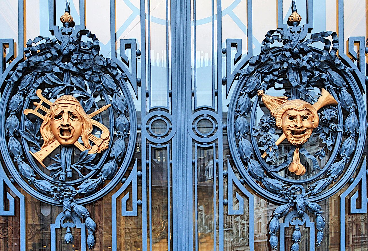 Détail des grilles en fer forgé ornées de masques dorés de l'opéra de Lille