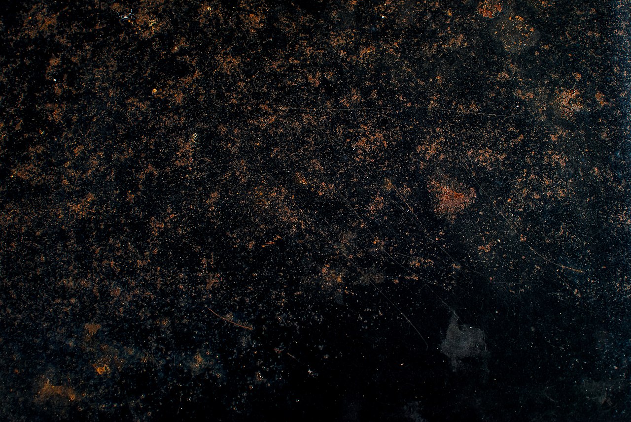 Surface métallique rongée par la rouille en formation