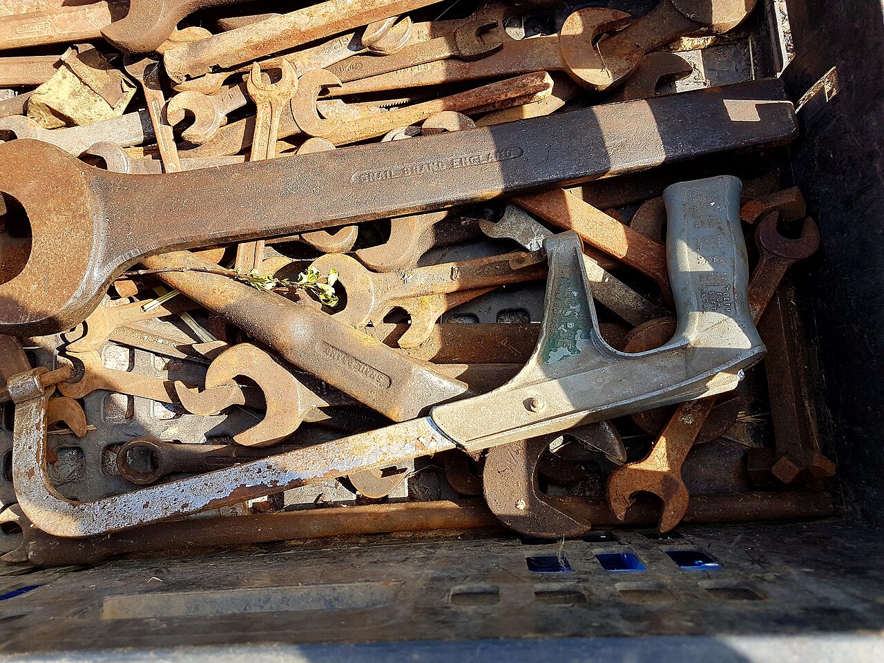 Outils anciens en acier couverts de rouille